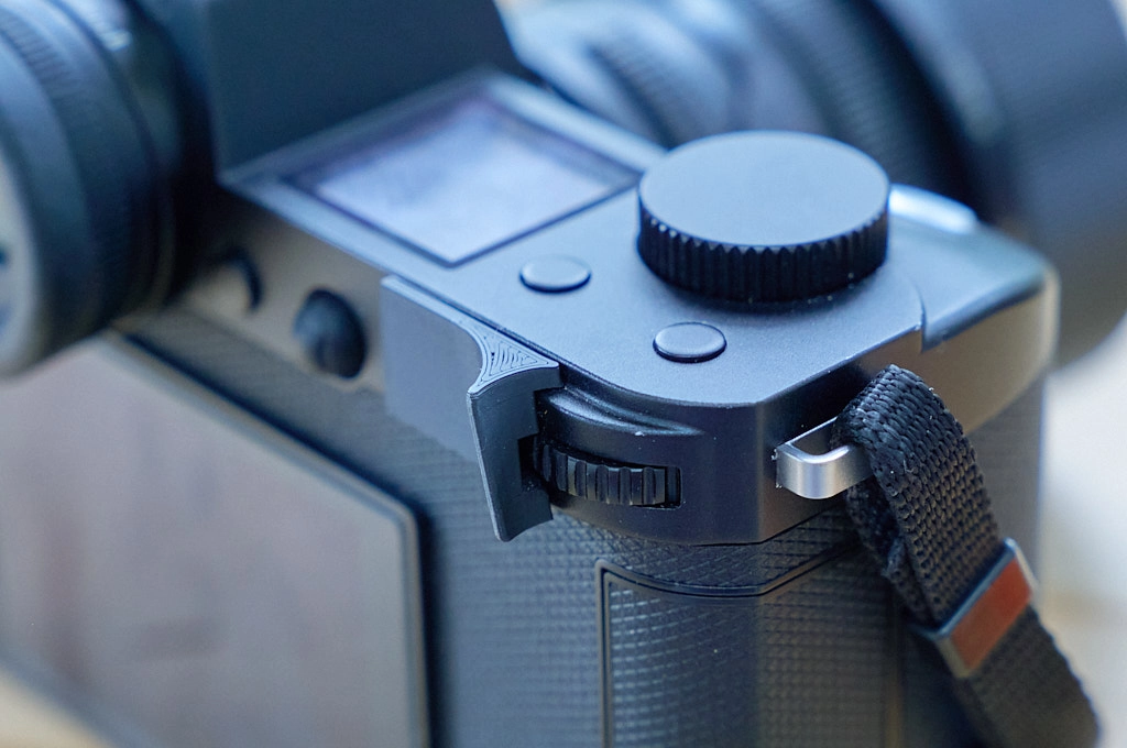 Photo of a thumb grip mounted to a Leica SL2 camera